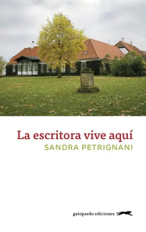 LA ESCRITORA VIVE AQUÍ LA ESCRITORA VIVE AQUÍ