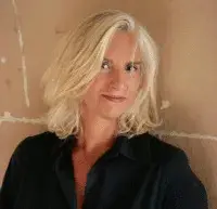 NÚRIA MIRABET DIU DESCOSIR-SE L'ASFALT EN UN ABRIC DE QUADRES