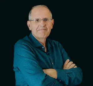 DIÀLEG AMB MIQUEL RIERA A PROPÒSIT DE L'OMBRA DELS OCELLOTS DIÀLEG AMB MIQUEL RIERA A PROPÒSIT DE L'OMBRA DELS OCELLOTS